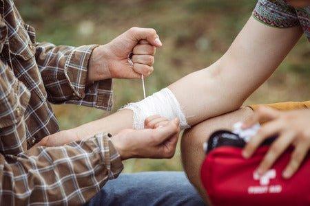 Primeros auxilios básicos para entornos al aire libre. - RHINO